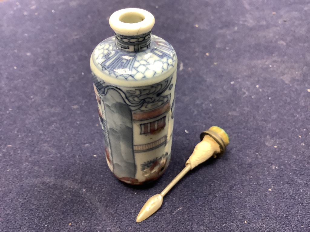 Two 19th century blue and white Chinese tea bowls and a 19th century snuff bottle, 9cm.